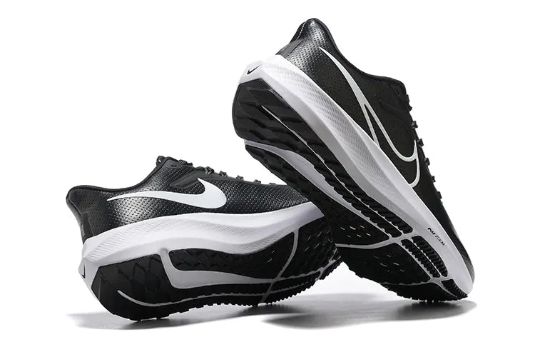 Nike Structure 24 Black/White