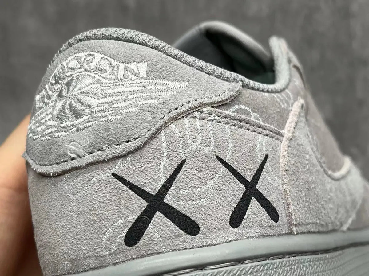 Kaws Air Jordan 4 - Hình 5