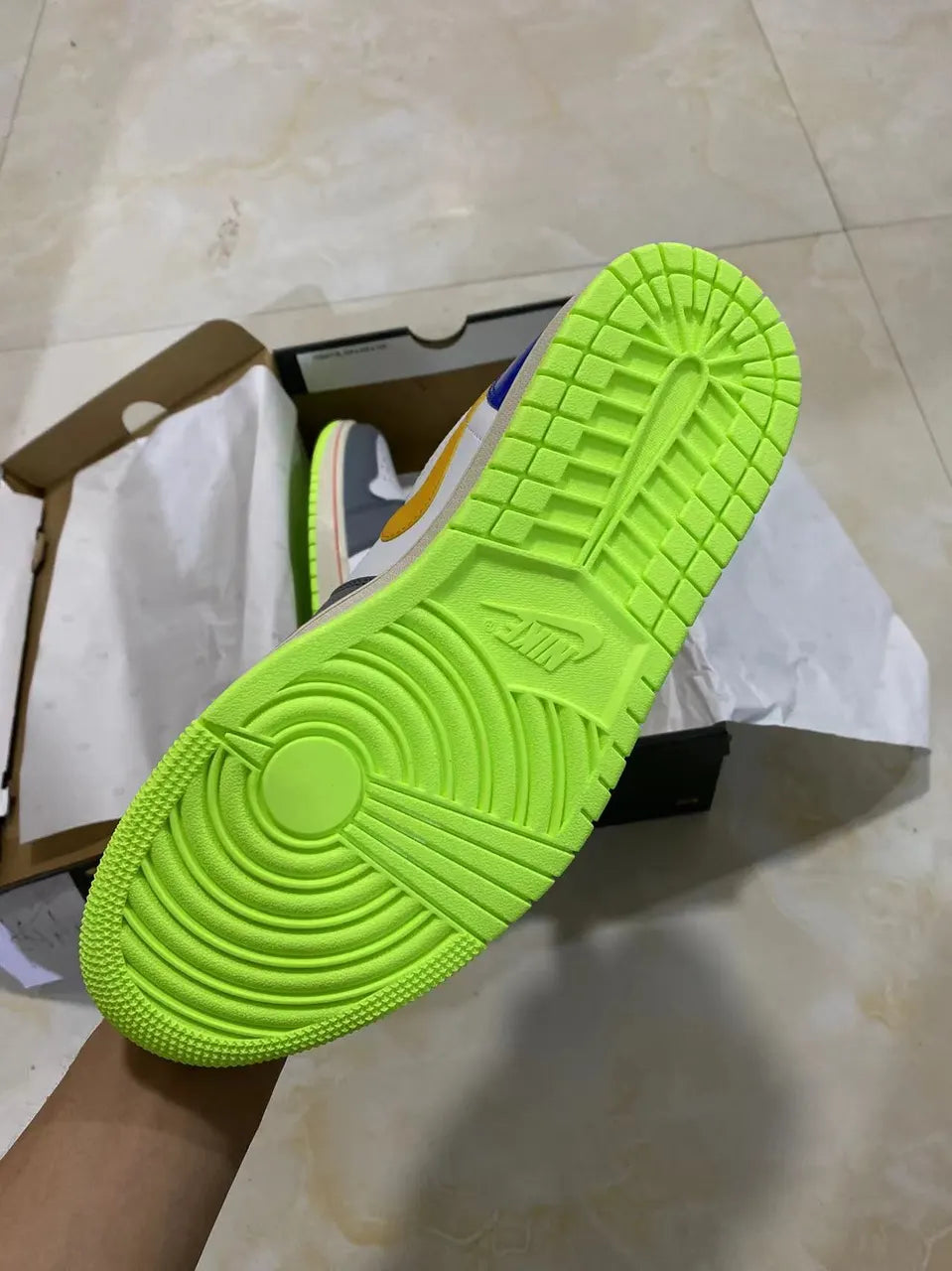 Air Jordan 1 Fuzzy Swoosh - Hình 4