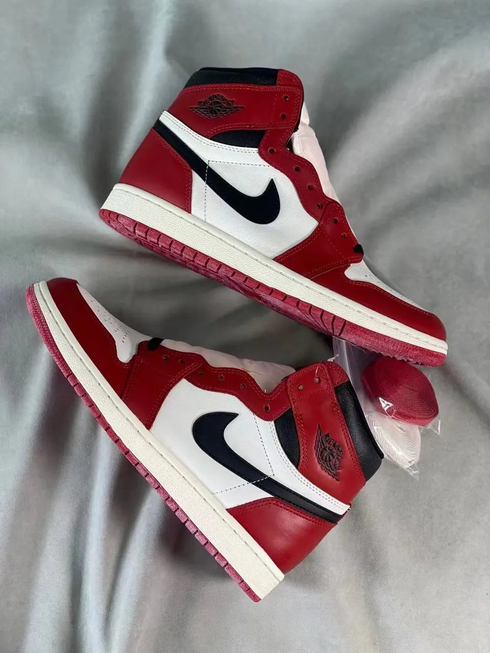 Air Jordan 1 High OG Red White - Hình 3