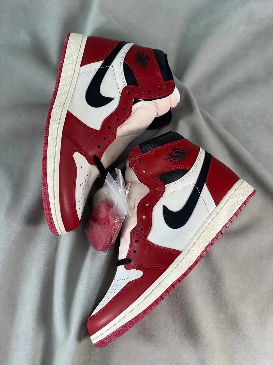 Air Jordan 1 High OG Red White - Hình 2