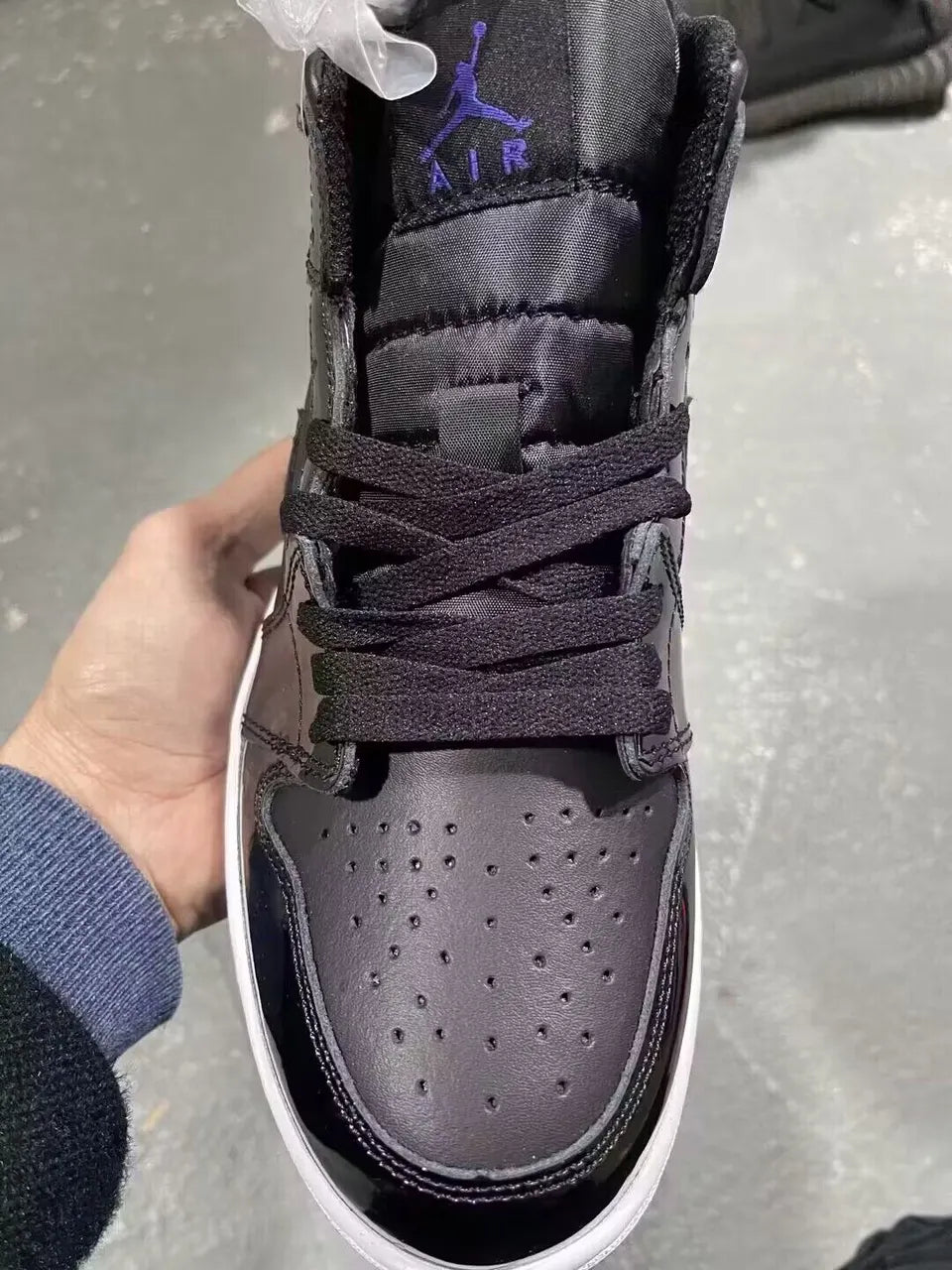 Jordan 1 Mid Black Patent - Hình 3