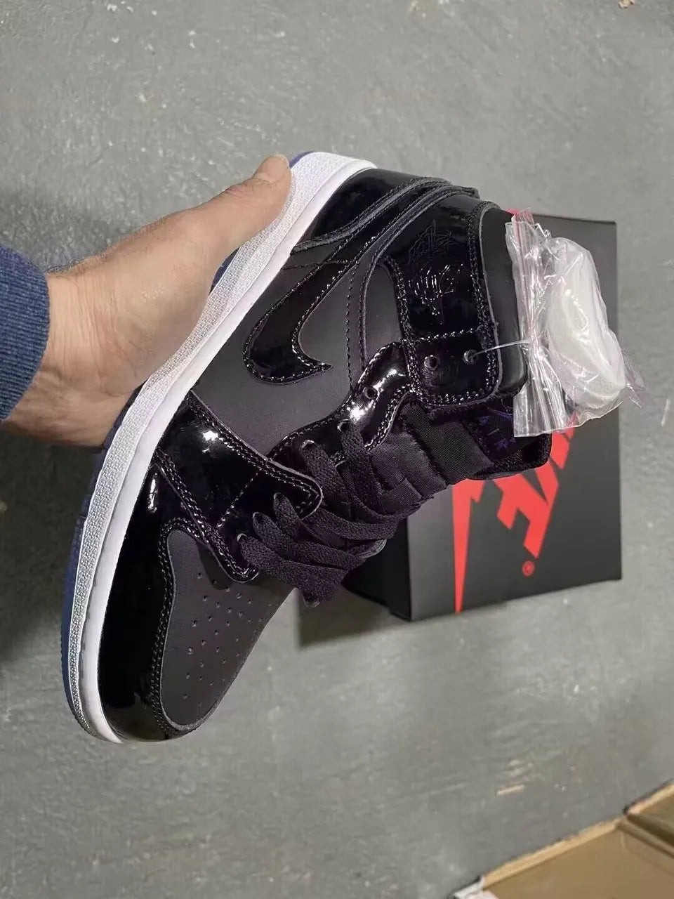 Jordan 1 Mid Black Patent - Hình 2