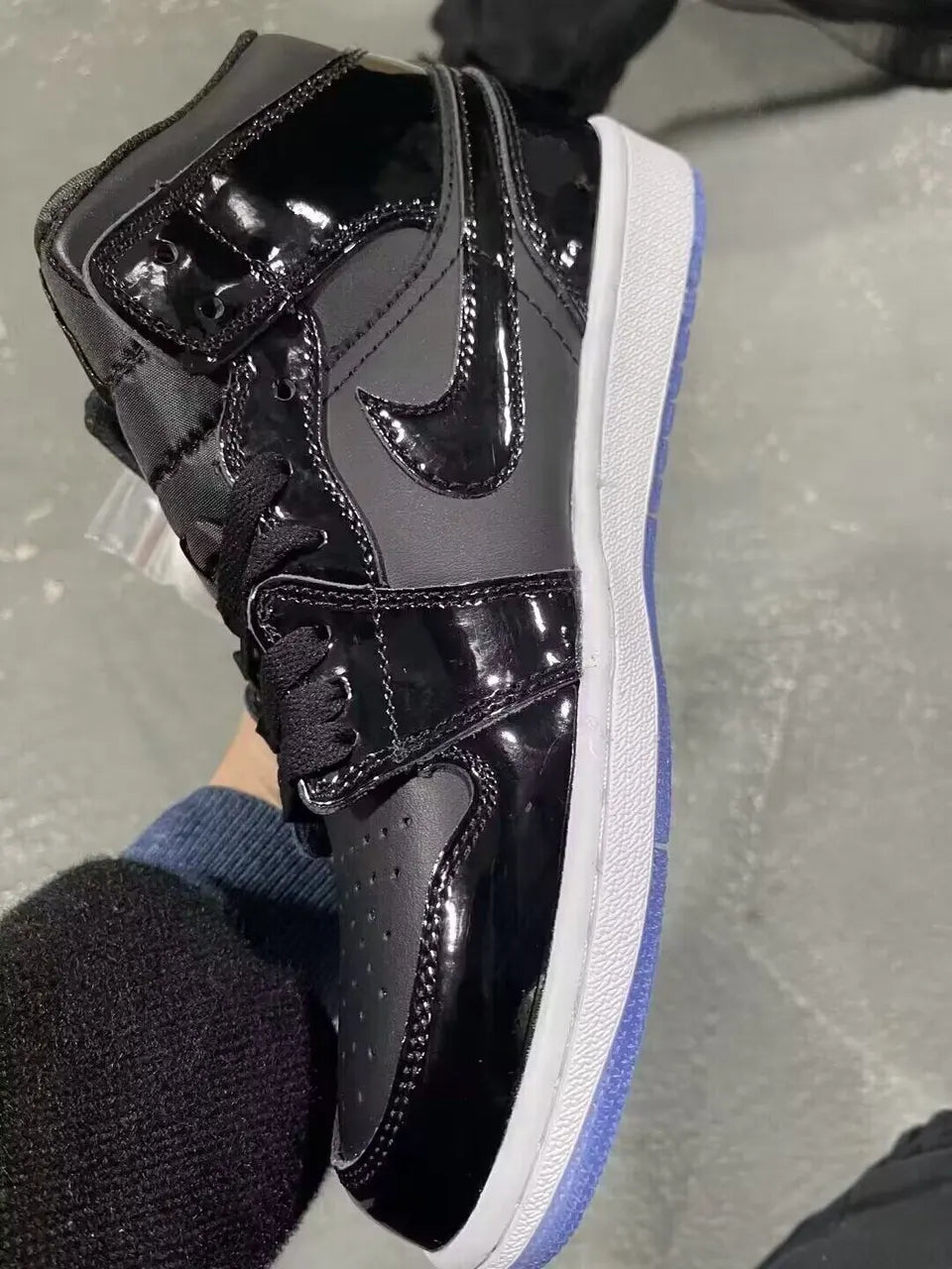 Jordan 1 Mid Black Patent - Hình 4