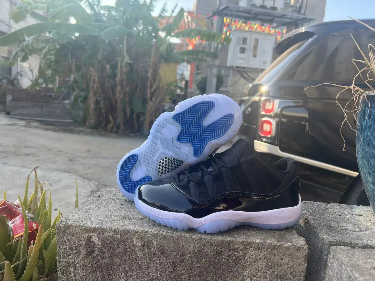 Air Jordan 11 Cap and Gown retro - Hình 3