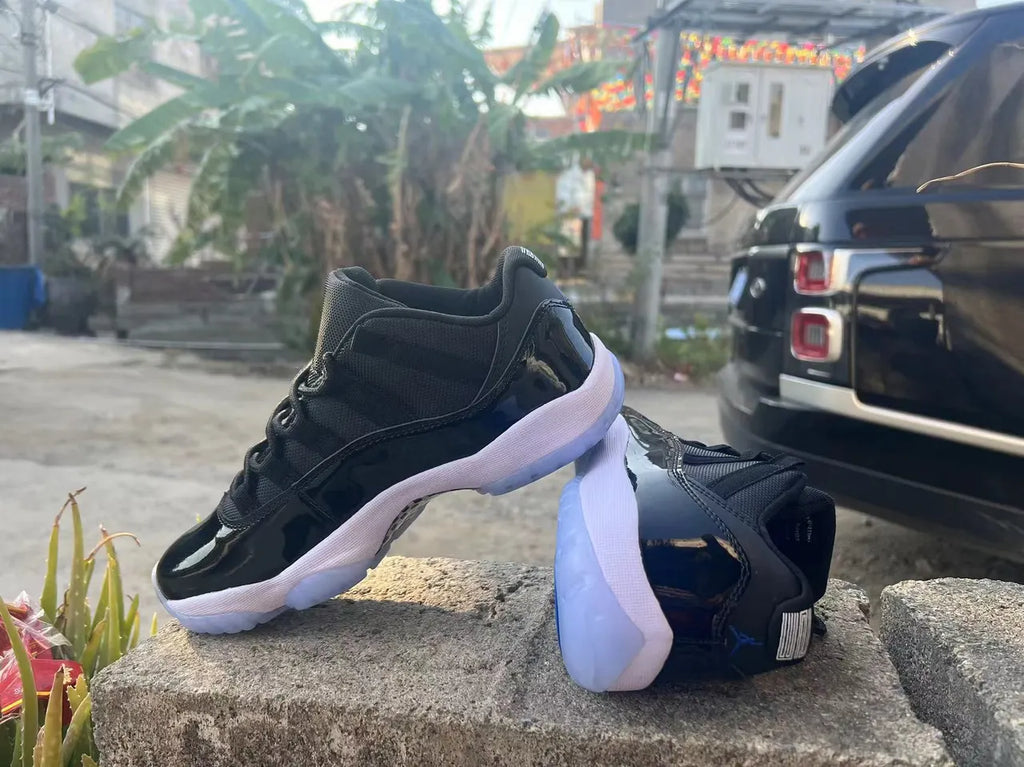 Air Jordan 11 Cap and Gown retro - Hình 2