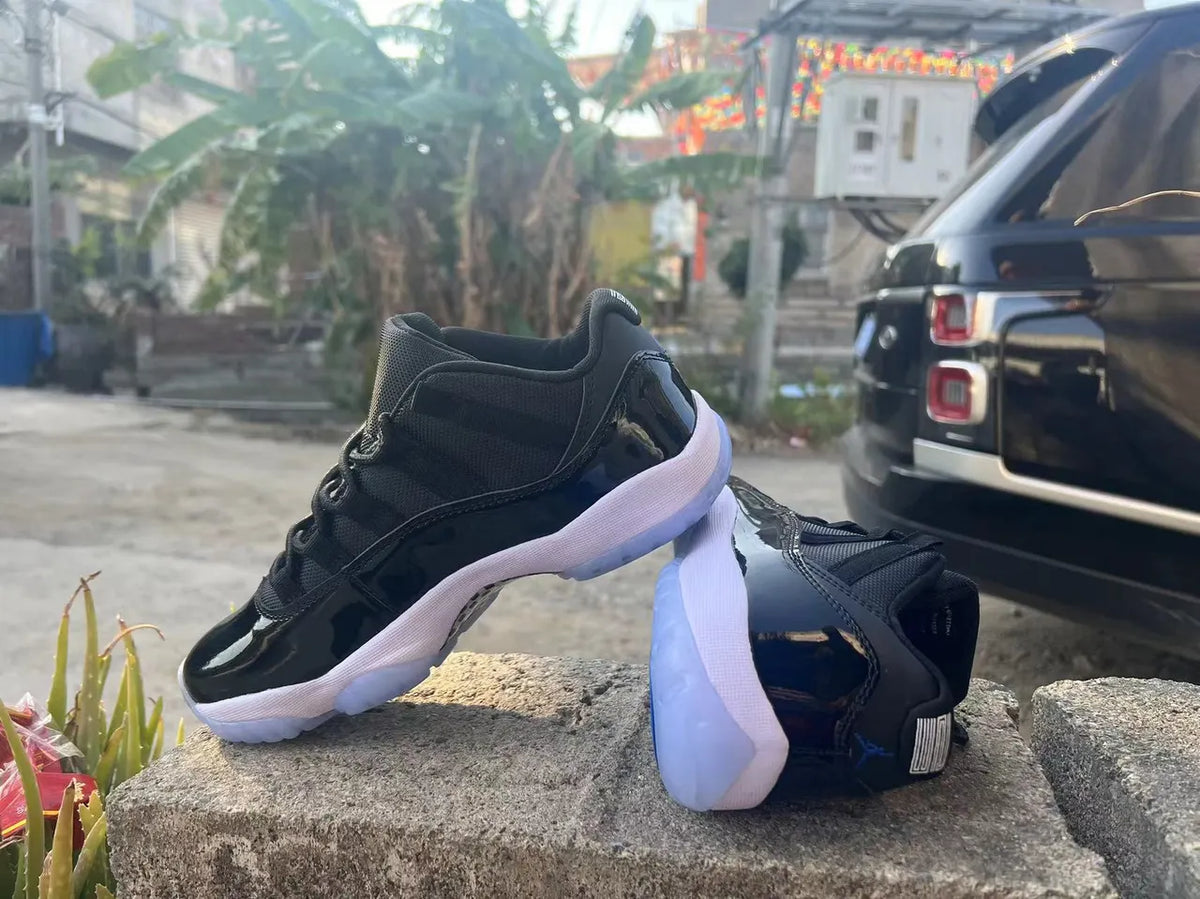 Air Jordan 11 Cap and Gown retro - Hình 2