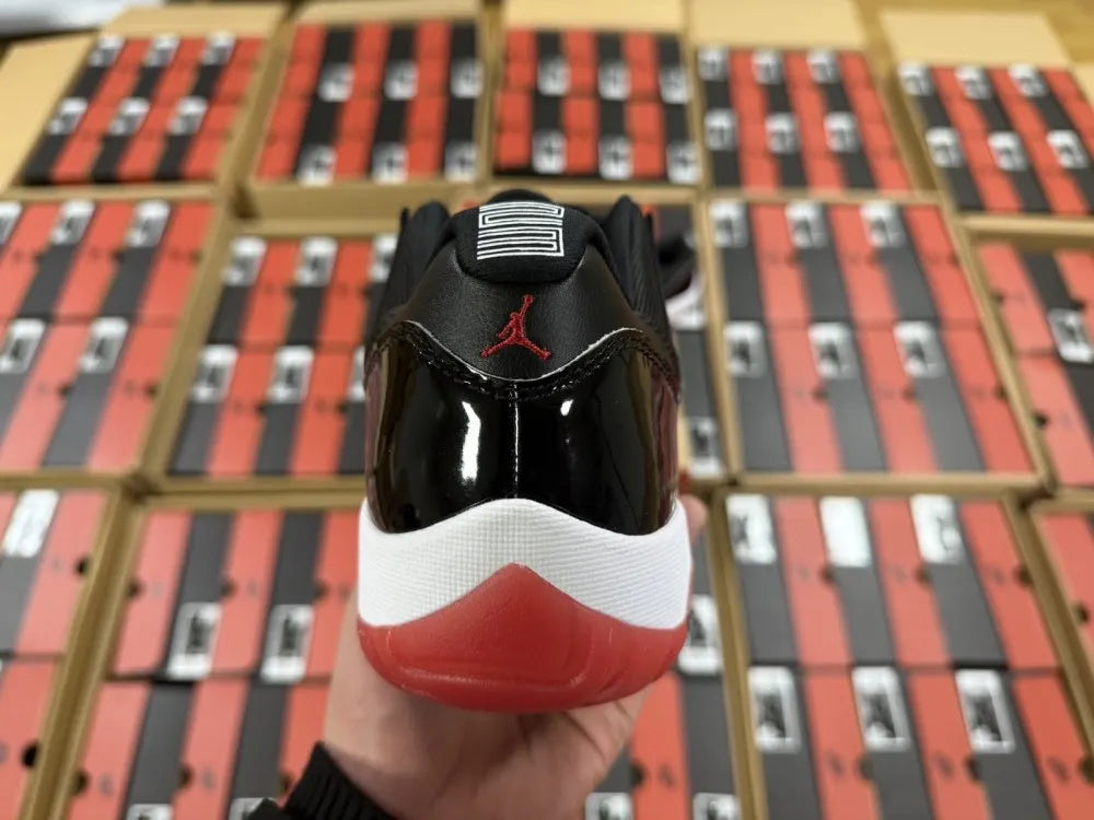 iconic Air Jordan 11 Retro Bred - Hình 16