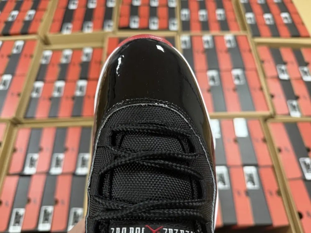 iconic Air Jordan 11 Retro Bred - Hình 17