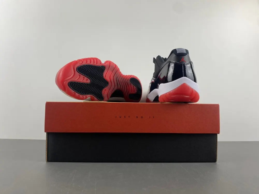 iconic Air Jordan 11 Retro Bred - Hình 23